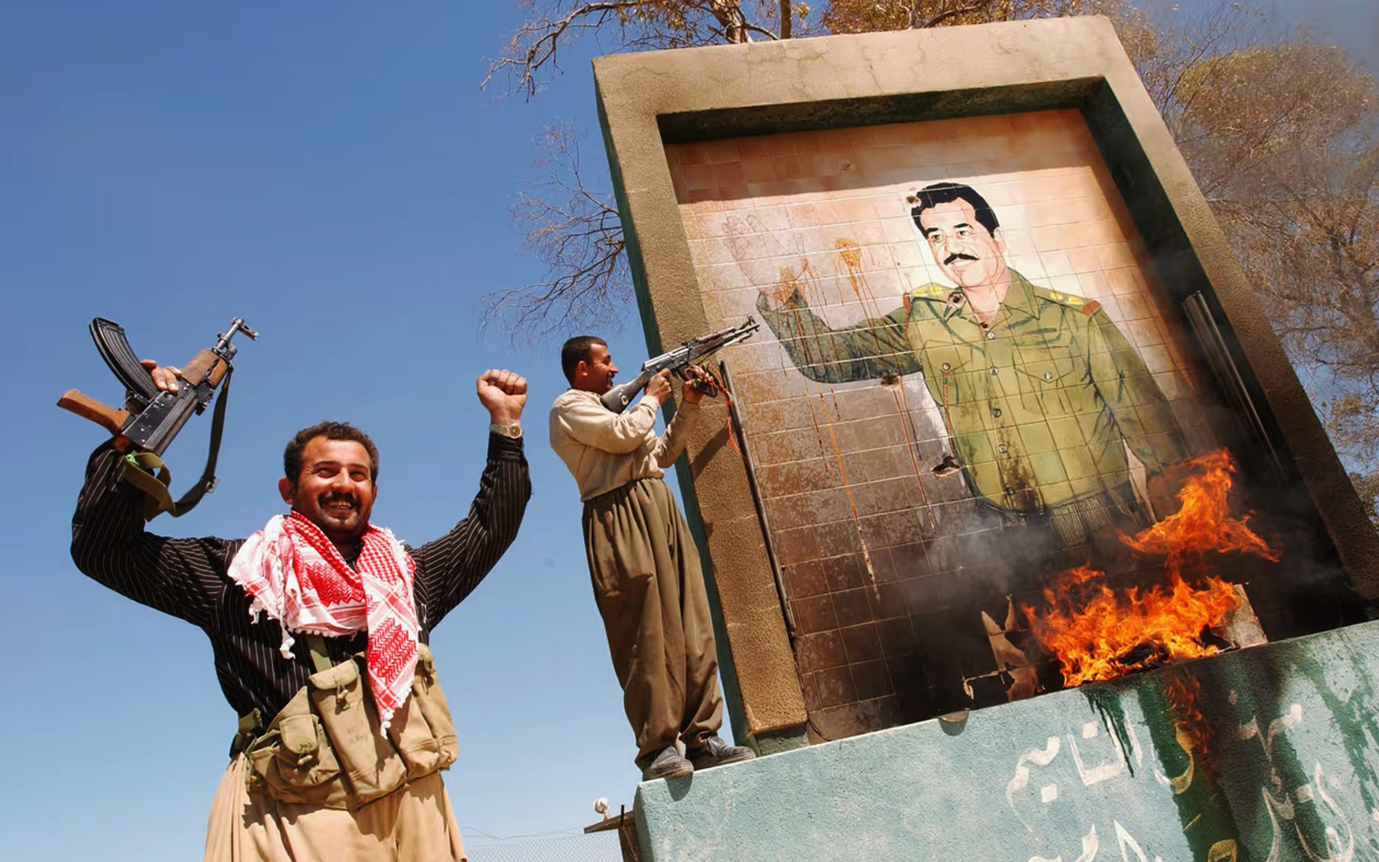 Des militants kurdes célébrant la prise de Kirkuk en 2003