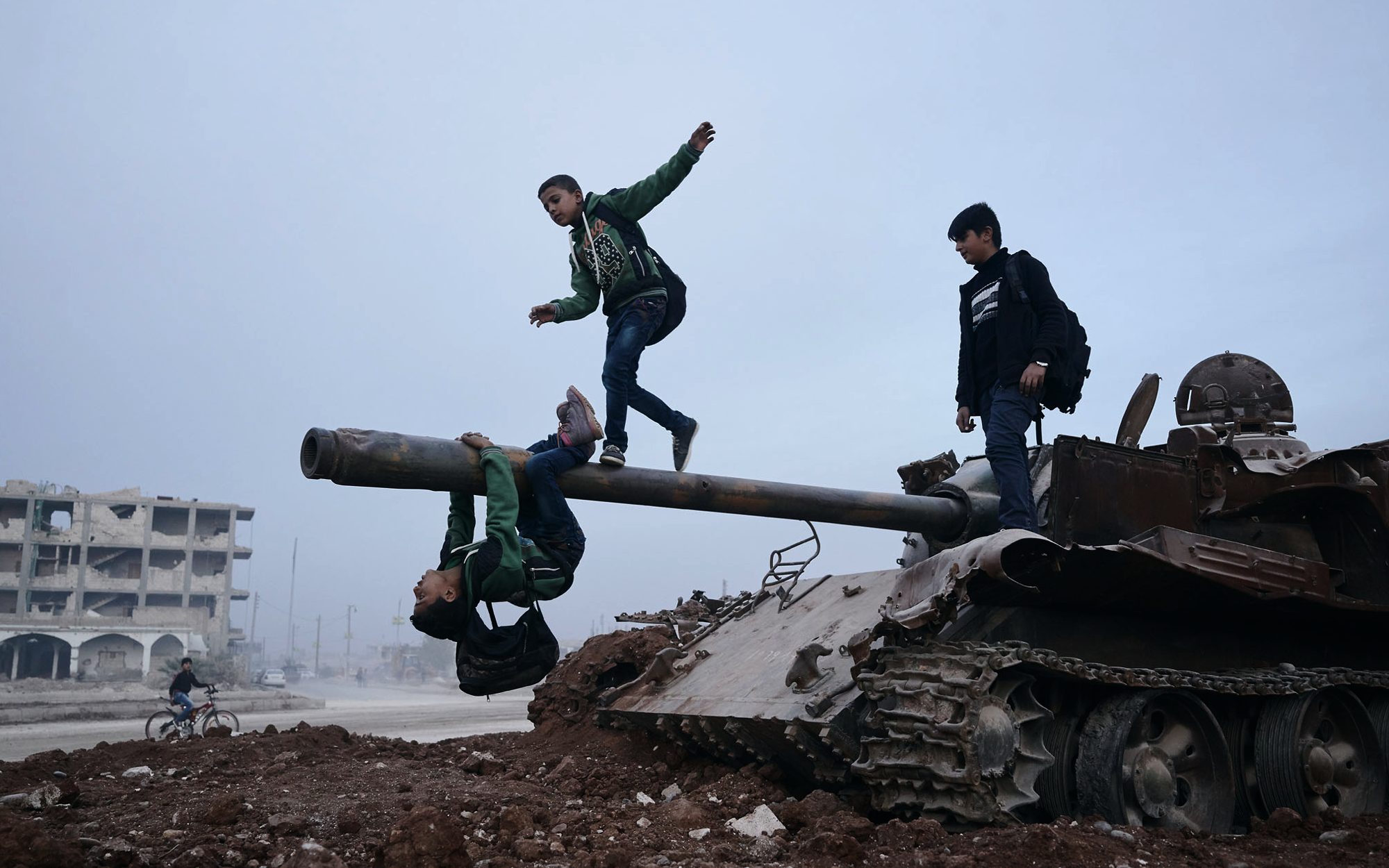 Des enfants de Kobanê jouant sur un char détruit