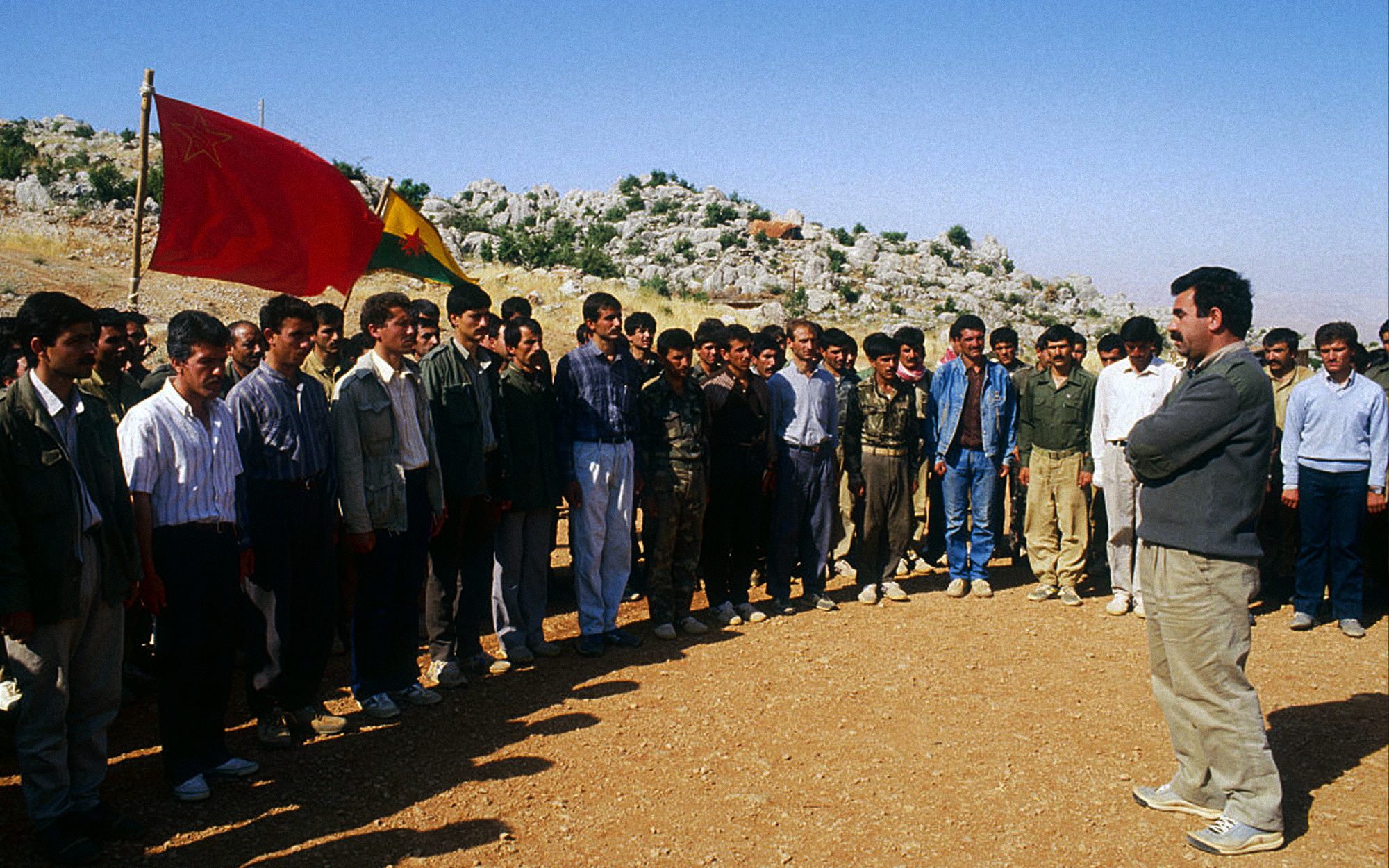 Abdullah Öcalan s'adressant à des combattants au Liban en 1988