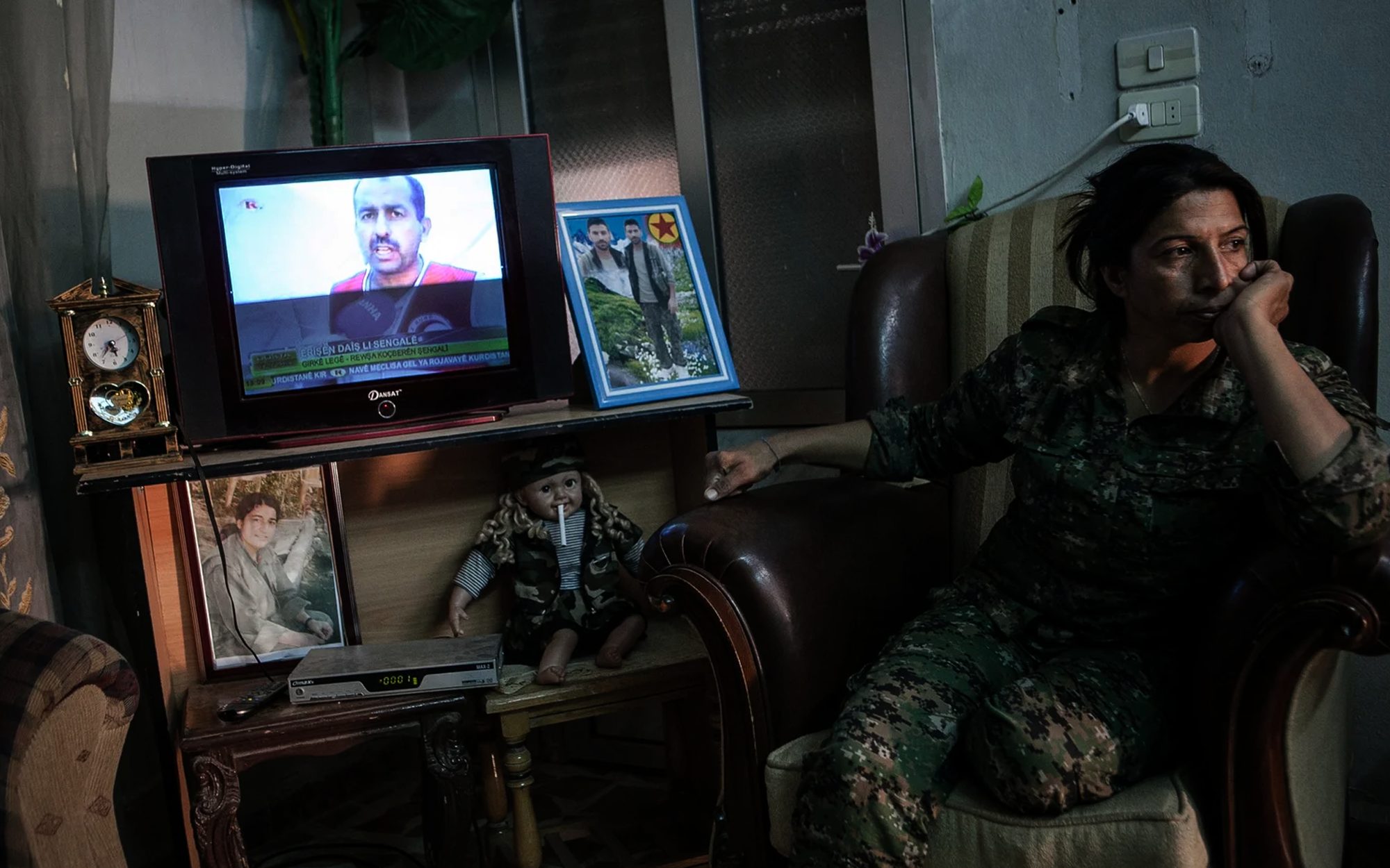 Nuhad Kocer près de la poupée « Azadi », à Til Kocer